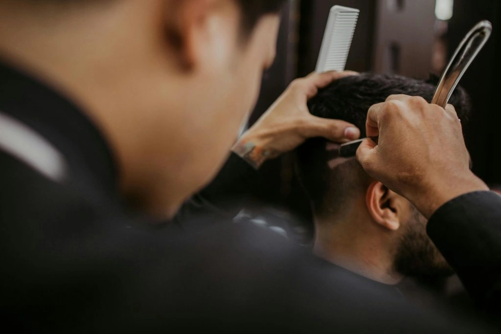Barber beim Haarschnitt